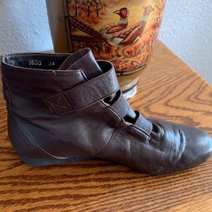 🟤Joan & David women’s brown strappy ankle boots.